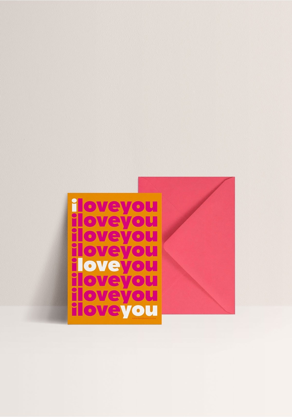 Vous avez envie d'envoyer une jolie carte à vos proches pour accompagner le cadeau d’anniversaire de votre meilleure amie par une carte cool et moderne ? Oui mais voila, vous avez parcouru tout le net et rien n’a su trouver grâce à vos yeux. On ne s’affole pas, sur notre boutique en ligne de papeterie nous avons créé pour vous une gamme de cartes à envoyer modernes et avec des formes que vous ne verrez pas ailleurs.