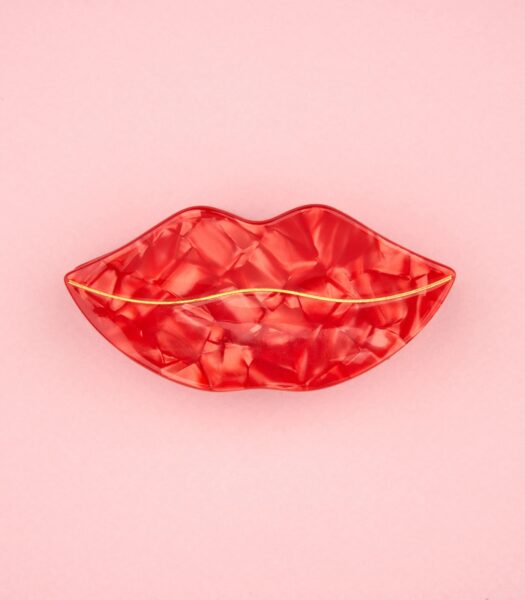 Une belle pince à cheveux en forme de bouche rouge pulpeuse à souhait à clipser dans vos cheveux pour égayer une tenue un poil trop sage. 