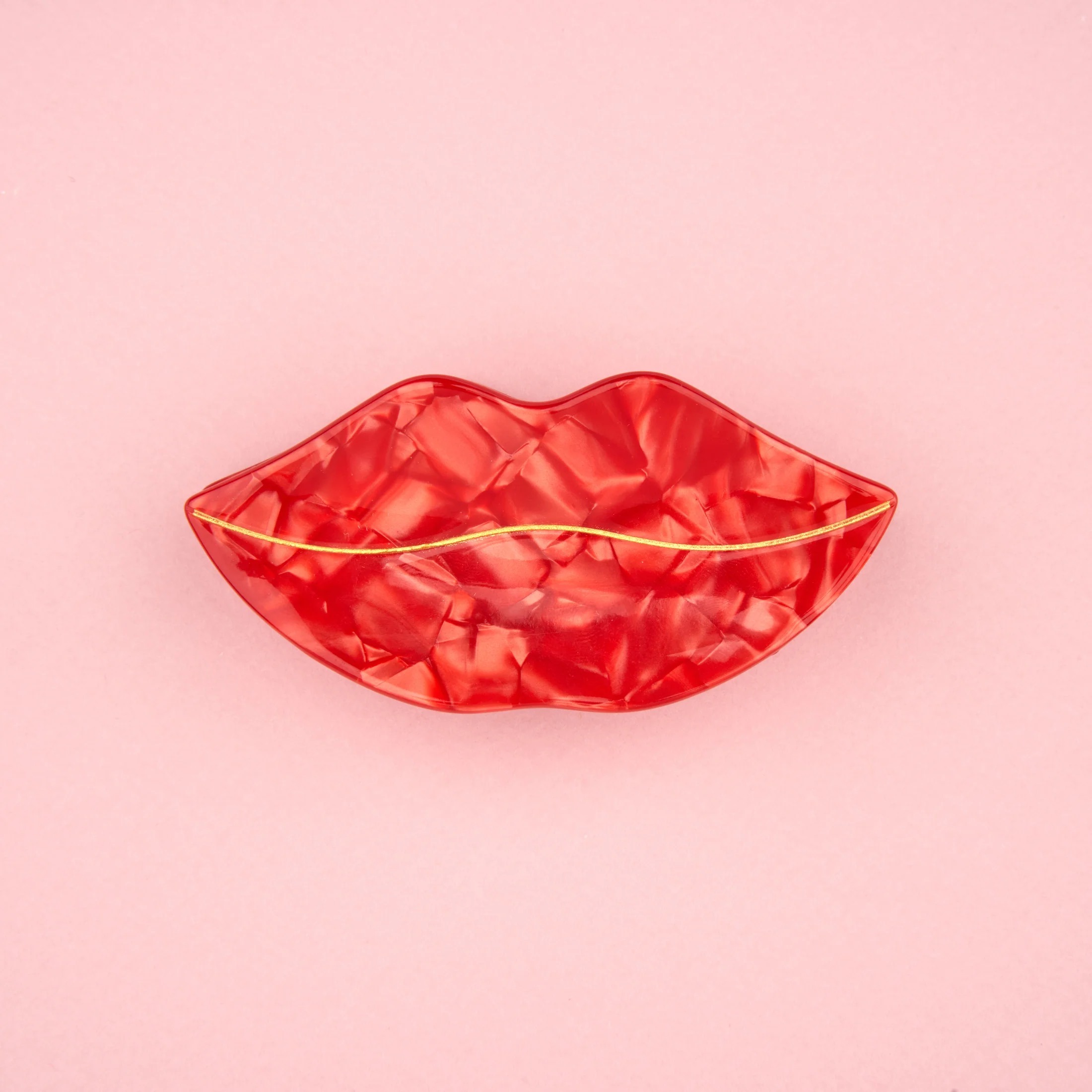 Une belle pince à cheveux en forme de bouche rouge pulpeuse à souhait à clipser dans vos cheveux pour égayer une tenue un poil trop sage.
