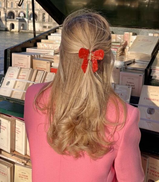 Une pince à cheveux au motif d’un nœud rouge vif adorablement rétro. On adore ses petits détails dorés faits à la main et sa forme graphique qui se clipse à toutes les coiffures : demi-queue, chignon, queue de cheval… De quoi se gâter pour la Saint-Valentin, parce qu’on est jamais mieux servi.e que par soi-même, n’est-ce pas.
