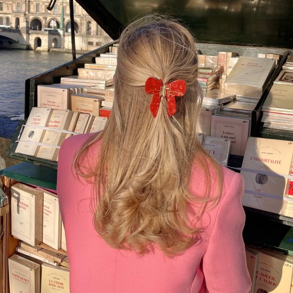 Une pince à cheveux au motif d’un nœud rouge vif adorablement rétro. On adore ses petits détails dorés faits à la main et sa forme graphique qui se clipse à toutes les coiffures : demi-queue, chignon, queue de cheval… De quoi se gâter pour la Saint-Valentin, parce qu’on est jamais mieux servi.e que par soi-même, n’est-ce pas.