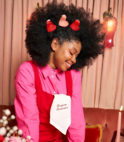 Une sublime pince à cheveux rouge vif orangé effet nacré en forme de cœur, pour des coiffures élégantes et débordantes d’amour ! Le parfait petit cadeau à offrir à son amoureuse (ou bien à nous-même) : un accessoire simple et efficace, pour un message romantique sans détour.