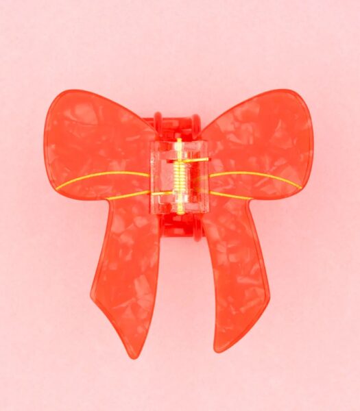 Une pince à cheveux au motif d’un nœud rouge vif adorablement rétro. On adore ses petits détails dorés faits à la main et sa forme graphique qui se clipse à toutes les coiffures : demi-queue, chignon, queue de cheval… De quoi se gâter pour la Saint-Valentin, parce qu’on est jamais mieux servi.e que par soi-même, n’est-ce pas.